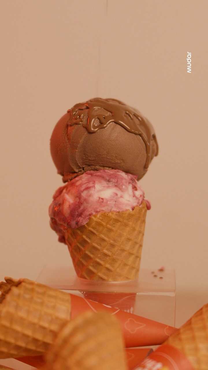 Casquinha cascão crocante com sorvete de chocolate e morango da Frutidelis