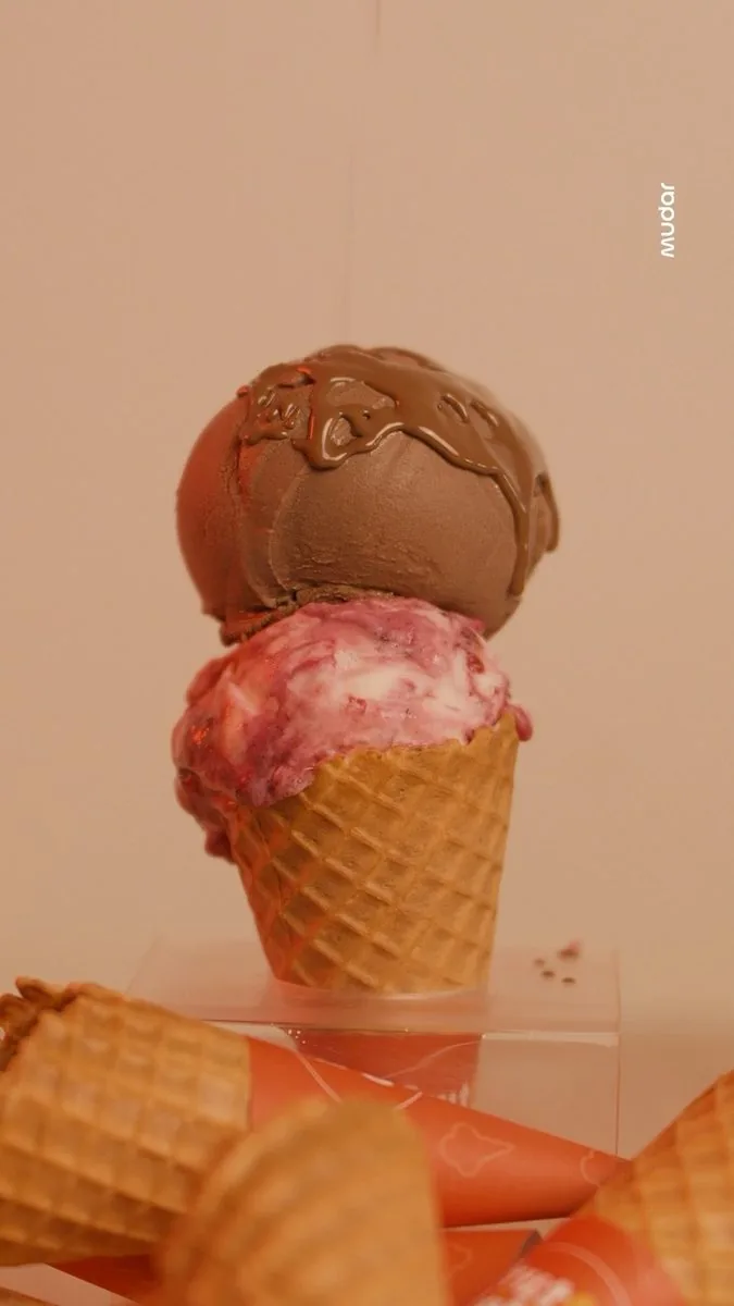 Casquinha cascão crocante com sorvete de chocolate e morango da Frutidelis