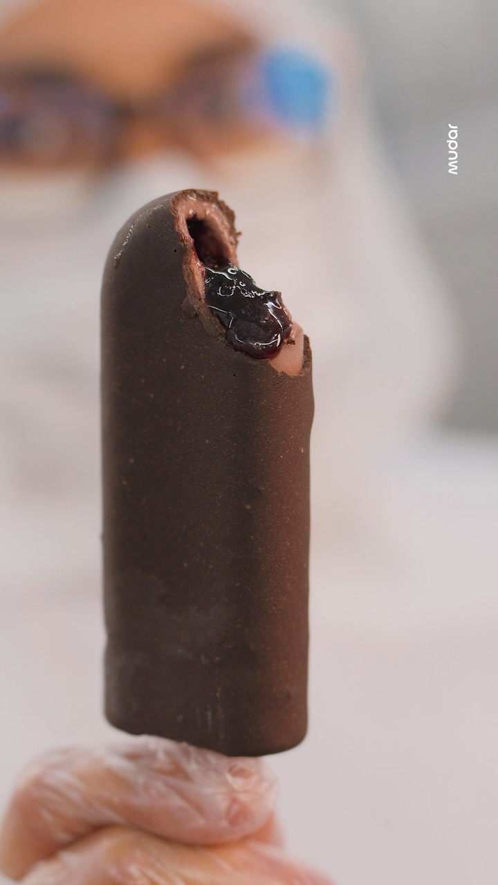 Picolé gourmet Floresta Negra com chocolate e cereja da Frutidelis