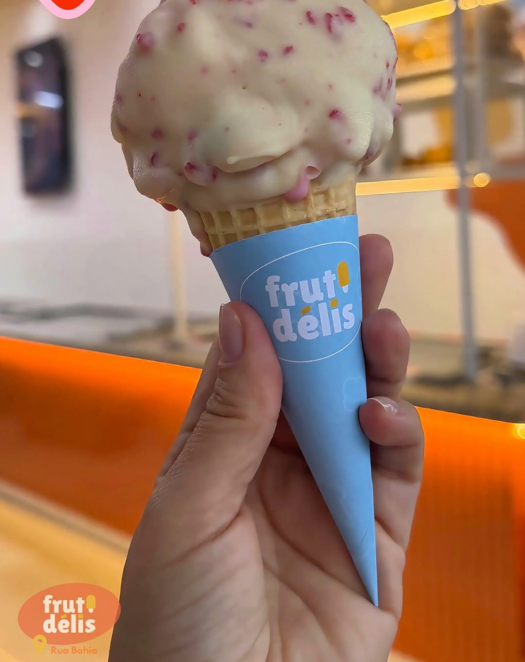 Cone de sorvete Loirinha Cravejada de Morango da Frutidelis Rua Bahia